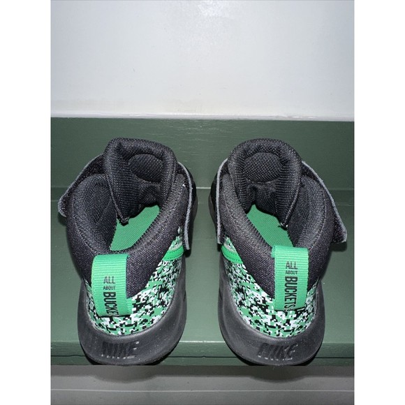 Nike Boys Team Hustle DC1994-001 Black/Green Basketball Shoes Sneakers Size 2.5Y - Picture 2 of 7